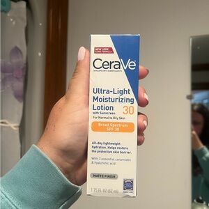 CeraVe Ultra-Light Moisturizing Lotion SPF 30 - White and Blue
